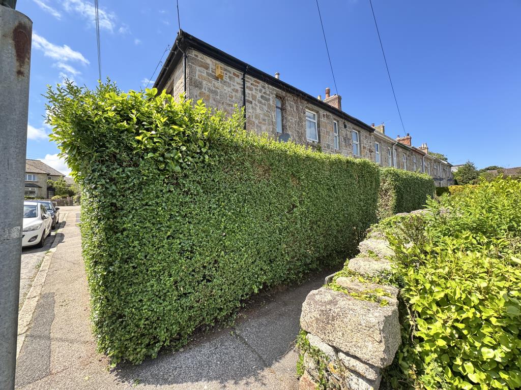 Lot: 40 - SHOP WITH FLAT ABOVE - Walking lane to the flat entrance and garden